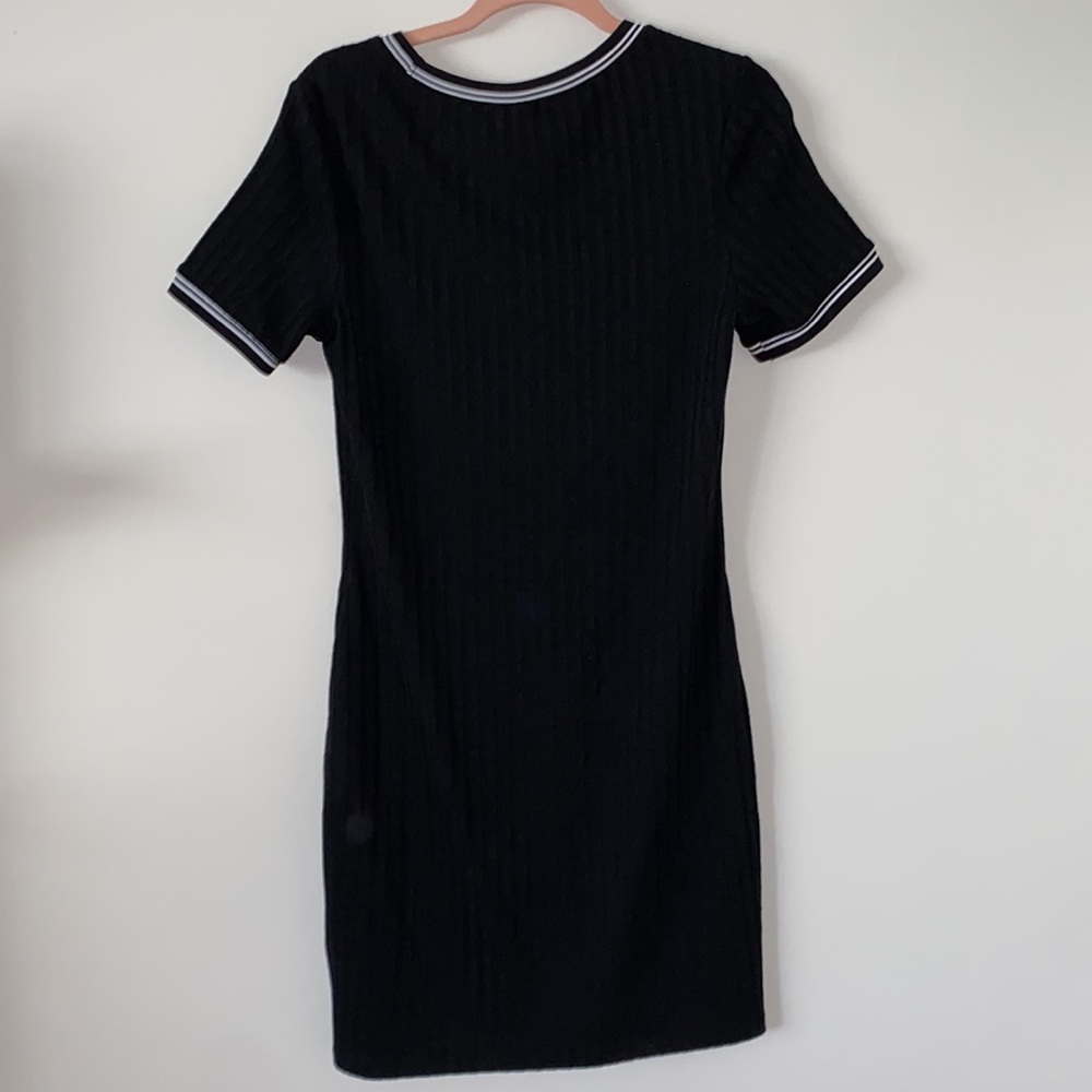 Ringer Bodycon Dress🤍🖤 - Picture 2 of 3